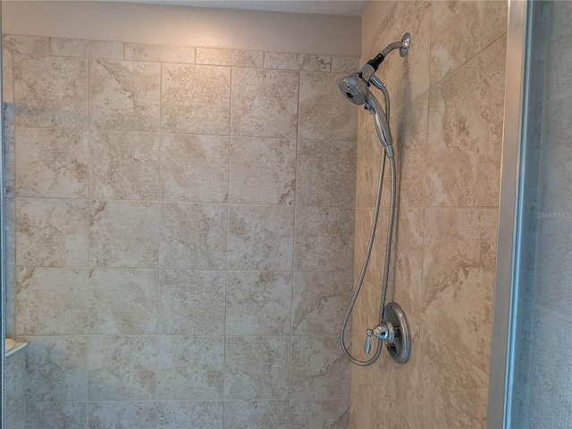 3593 Brighton Park Cir, Belle Isle, FL 32812 - details featuring tiled shower