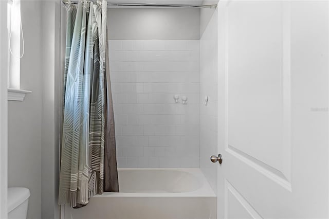 full bath with toilet and shower / bathtub combination with curtain