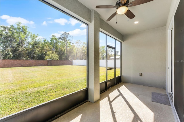 sunroom / solarium featuring a ceiling fan