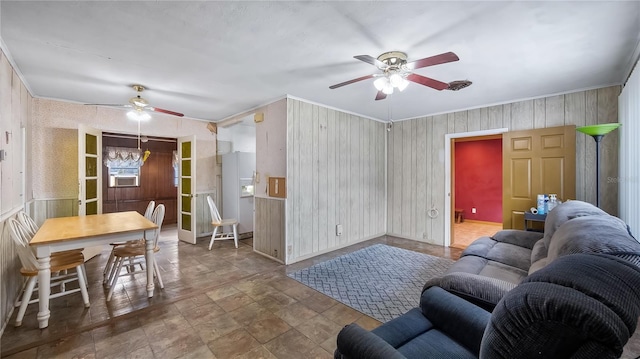 living room featuring ceiling fan and ornamental molding