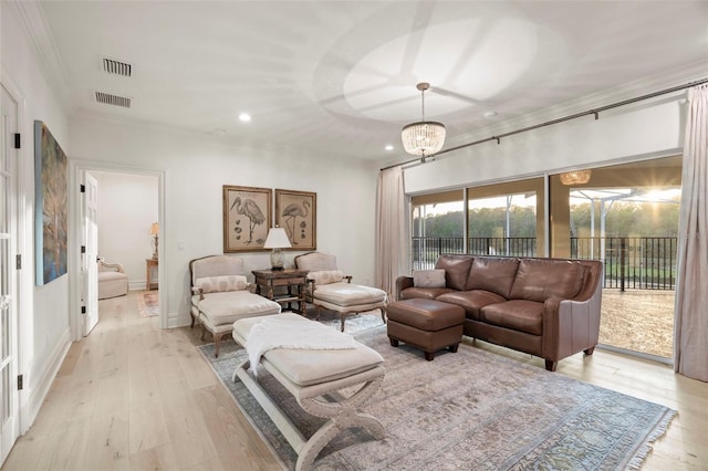 living room with light wood finished floors, visible vents, recessed lighting, and crown molding