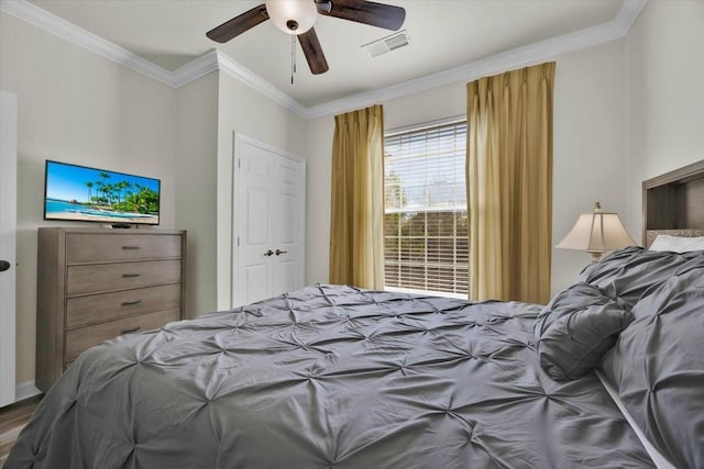 bedroom featuring visible vents, a ceiling fan, and ornamental molding