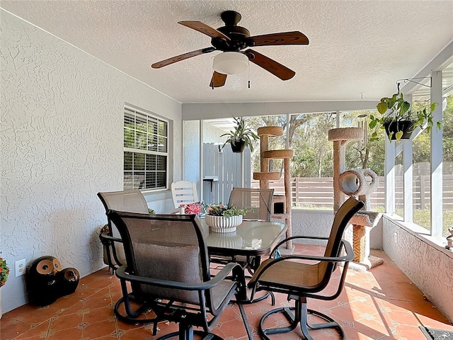 sunroom with ceiling fan