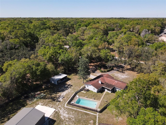 birds eye view of property featuring a wooded view