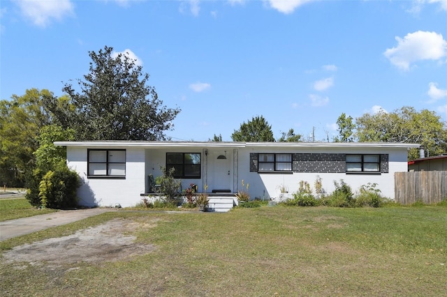 view of front facade featuring a front lawn and fence