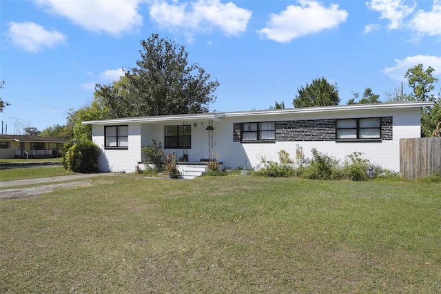 view of front of property featuring a front yard and fence