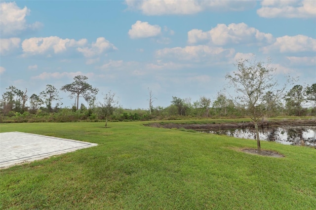 view of yard featuring a water view