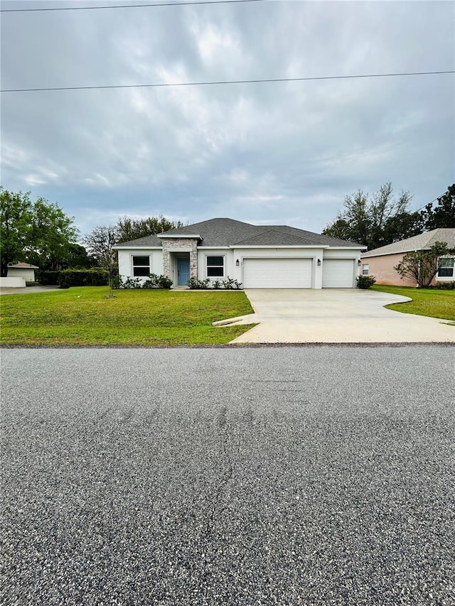 view of front of home with roof with shingles, driveway, an attached garage, stucco siding, and a front lawn