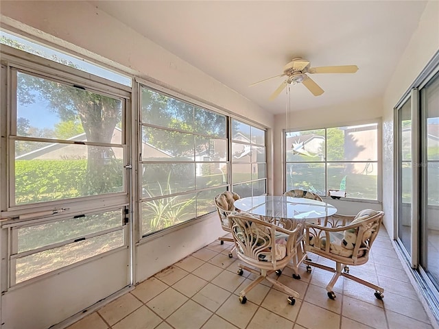 sunroom with ceiling fan