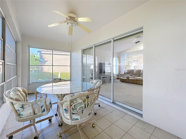 sunroom with ceiling fan