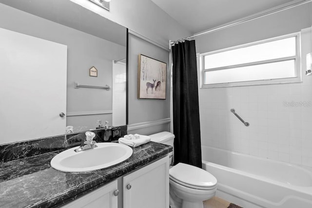 bathroom with vanity, toilet, and shower / bath combo