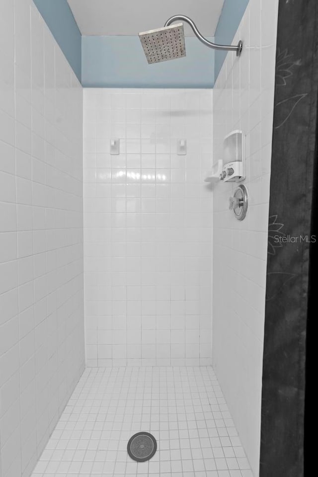 bathroom featuring tiled shower