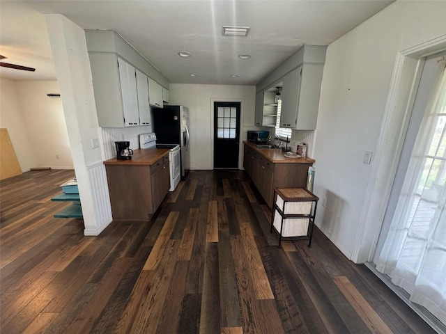 kitchen with a ceiling fan, dark wood-style floors, visible vents, electric range, and a sink