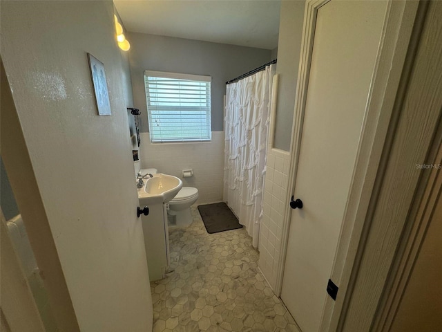 full bath with tile walls, toilet, a shower with shower curtain, wainscoting, and vanity