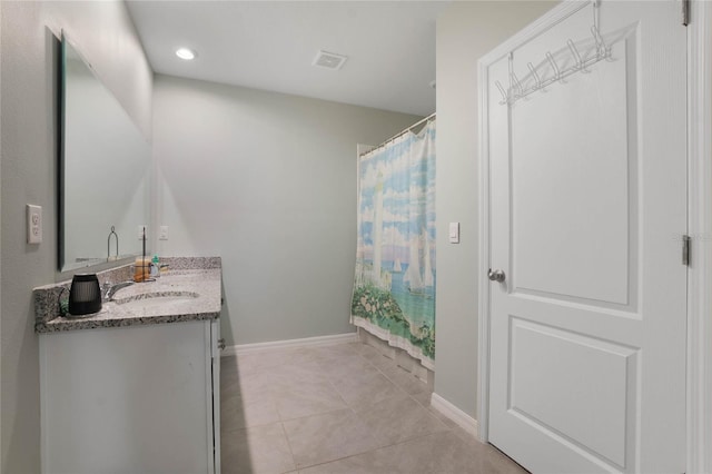 full bath featuring visible vents, vanity, a shower with shower curtain, and baseboards