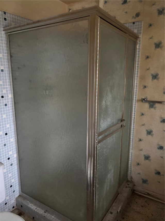 full bathroom featuring a shower stall