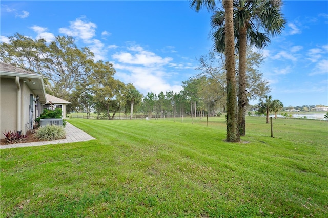 view of yard featuring a water view