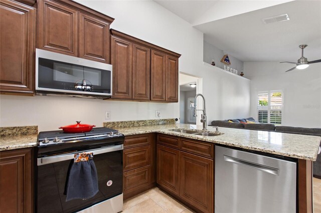 kitchen with visible vents, a peninsula, a sink, stainless steel appliances, and open floor plan