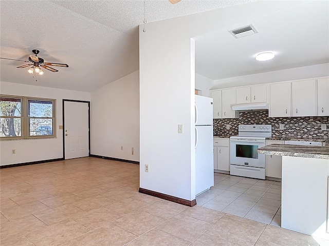 kitchen featuring tasteful backsplash, visible vents, under cabinet range hood, white appliances, and a ceiling fan