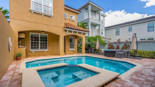 view of swimming pool with an outdoor hangout area, a pool with connected hot tub, ceiling fan, and a patio area