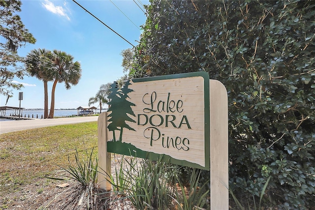 community / neighborhood sign featuring a water view