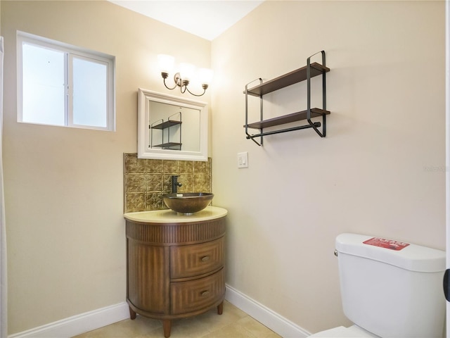 500 Forest Lake Dr, Altamonte Springs, FL 32714 - bathroom featuring toilet, baseboards, vanity, and tasteful backsplash