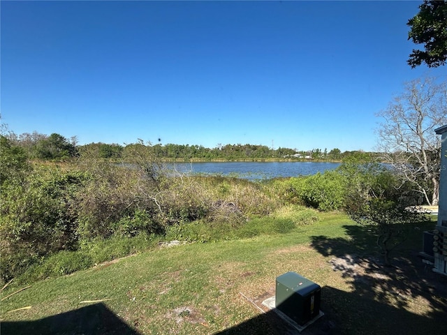 view of yard featuring a water view