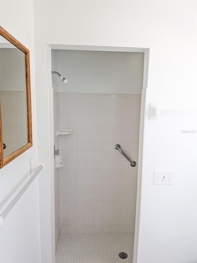 bathroom featuring tiled shower