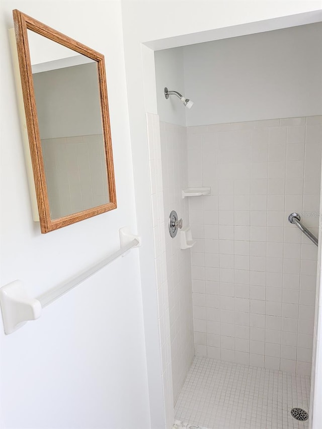 bathroom featuring tiled shower