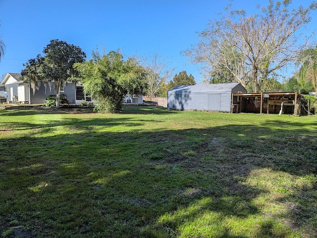 view of yard featuring an outdoor structure and a shed