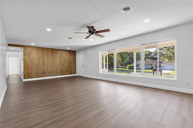 unfurnished living room featuring a ceiling fan, visible vents, baseboards, recessed lighting, and dark wood-style flooring