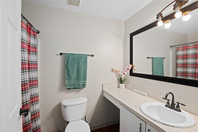 full bath featuring visible vents, curtained shower, toilet, a notable chandelier, and vanity