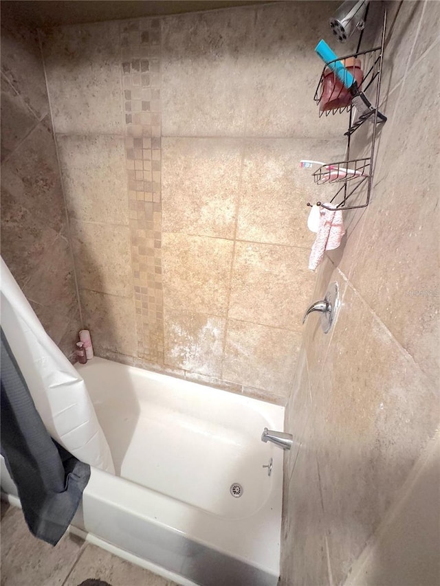 bathroom with shower / bath combo