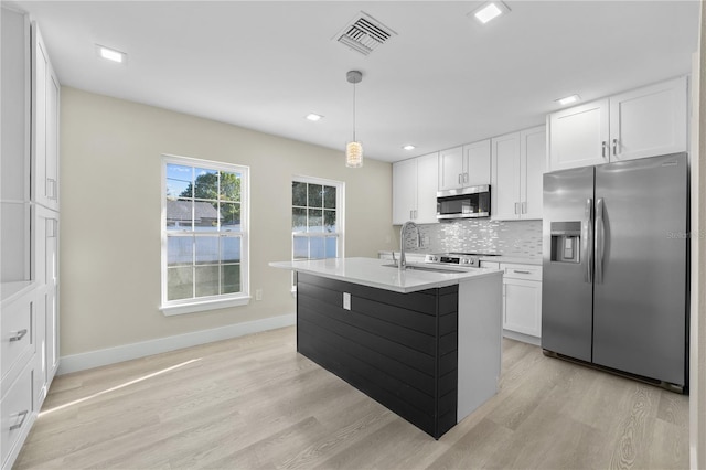 2418 Whitehall Cir, Winter Park, FL 32792 - kitchen featuring stainless steel appliances, backsplash, a sink, visible vents, and white cabinets