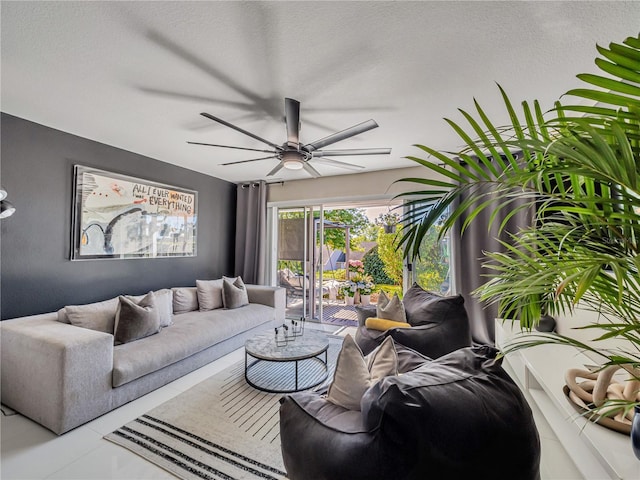 1174 Villa Ln Unit 115, Apopka, FL 32712 - living area featuring a ceiling fan
