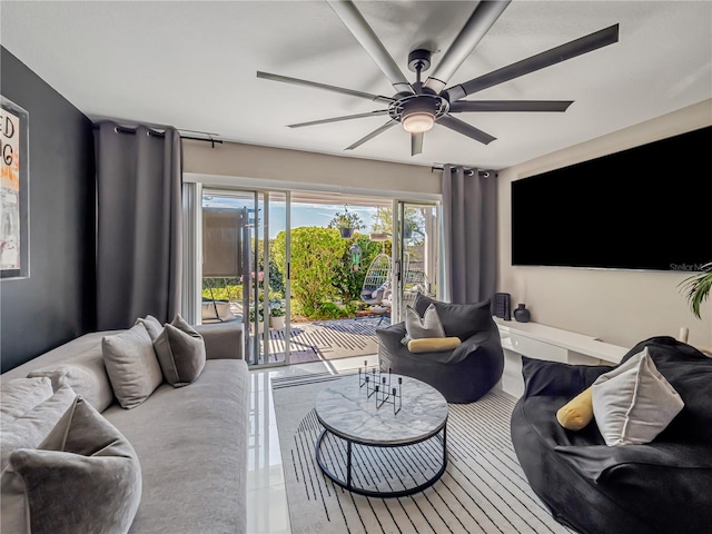1174 Villa Ln Unit 115, Apopka, FL 32712 - living room featuring a ceiling fan