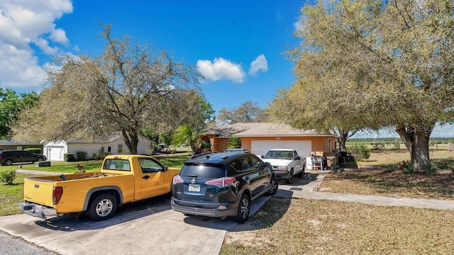 view of front facade featuring an outdoor structure and driveway