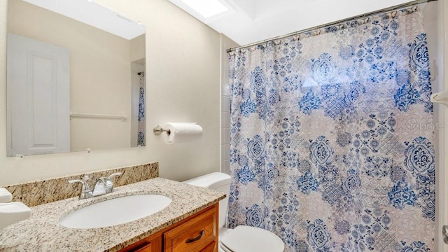 bathroom featuring a shower with shower curtain, toilet, and vanity