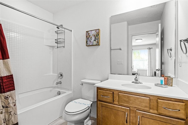 full bathroom with toilet, vanity, and shower / bath combo