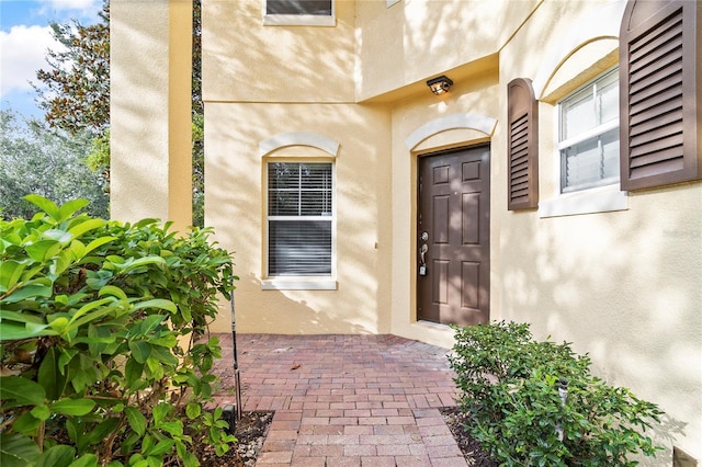 property entrance featuring stucco siding