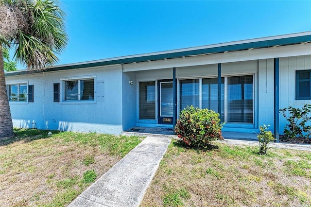 view of front of property with a front lawn