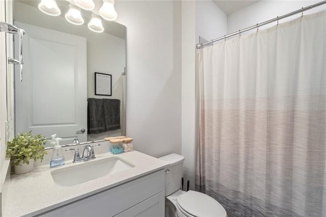 full bath featuring a shower with shower curtain, toilet, a chandelier, and vanity