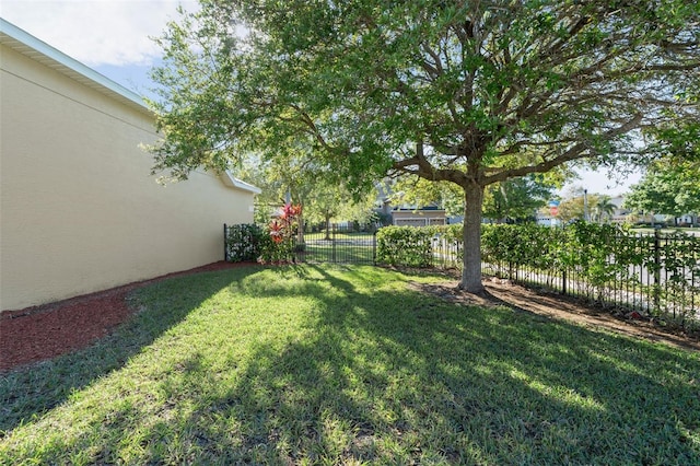 view of yard featuring fence