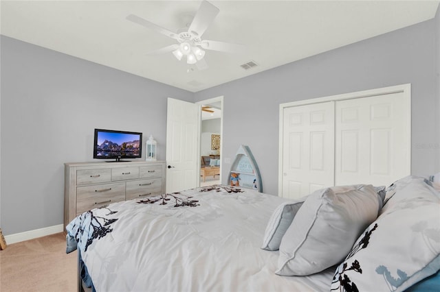 bedroom featuring visible vents, ceiling fan, baseboards, light carpet, and a closet