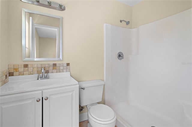 full bath with a shower, decorative backsplash, toilet, and vanity