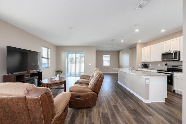 living area with visible vents, recessed lighting, dark wood-type flooring, and baseboards