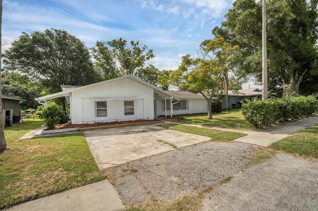 ranch-style house featuring a front yard