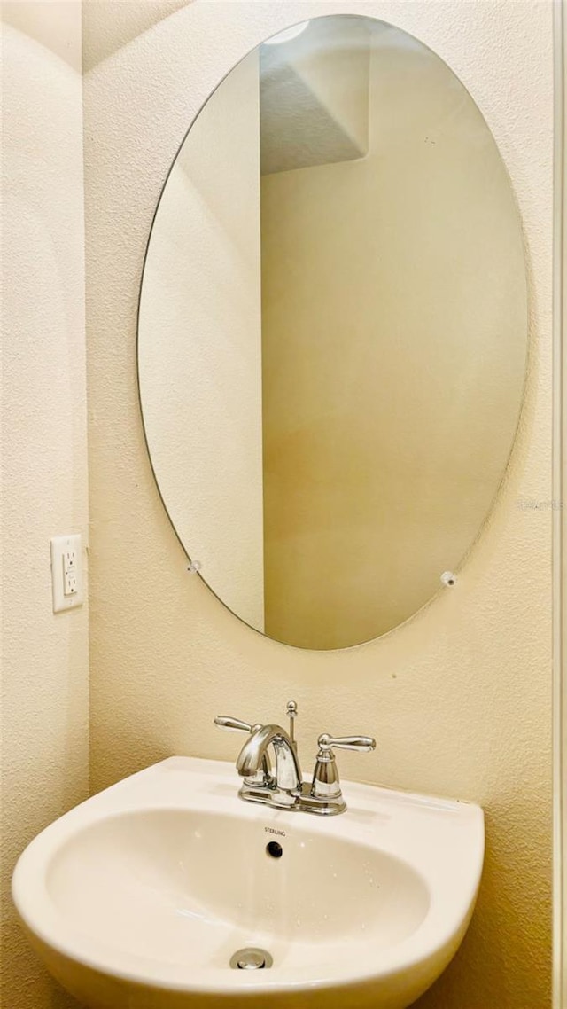 bathroom featuring a sink