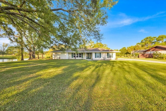 ranch-style house featuring a front lawn