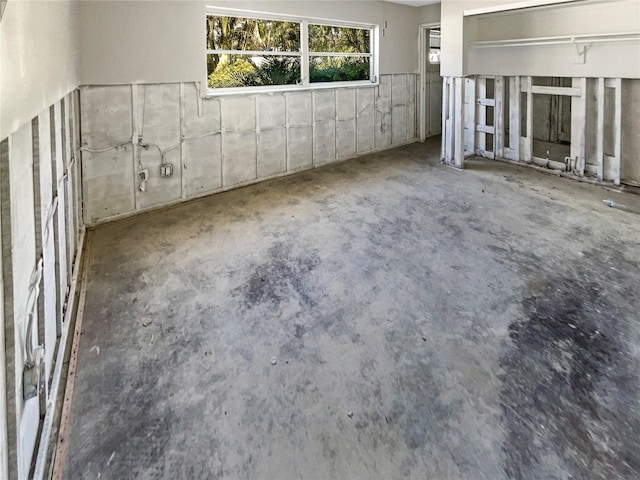 spare room featuring concrete flooring